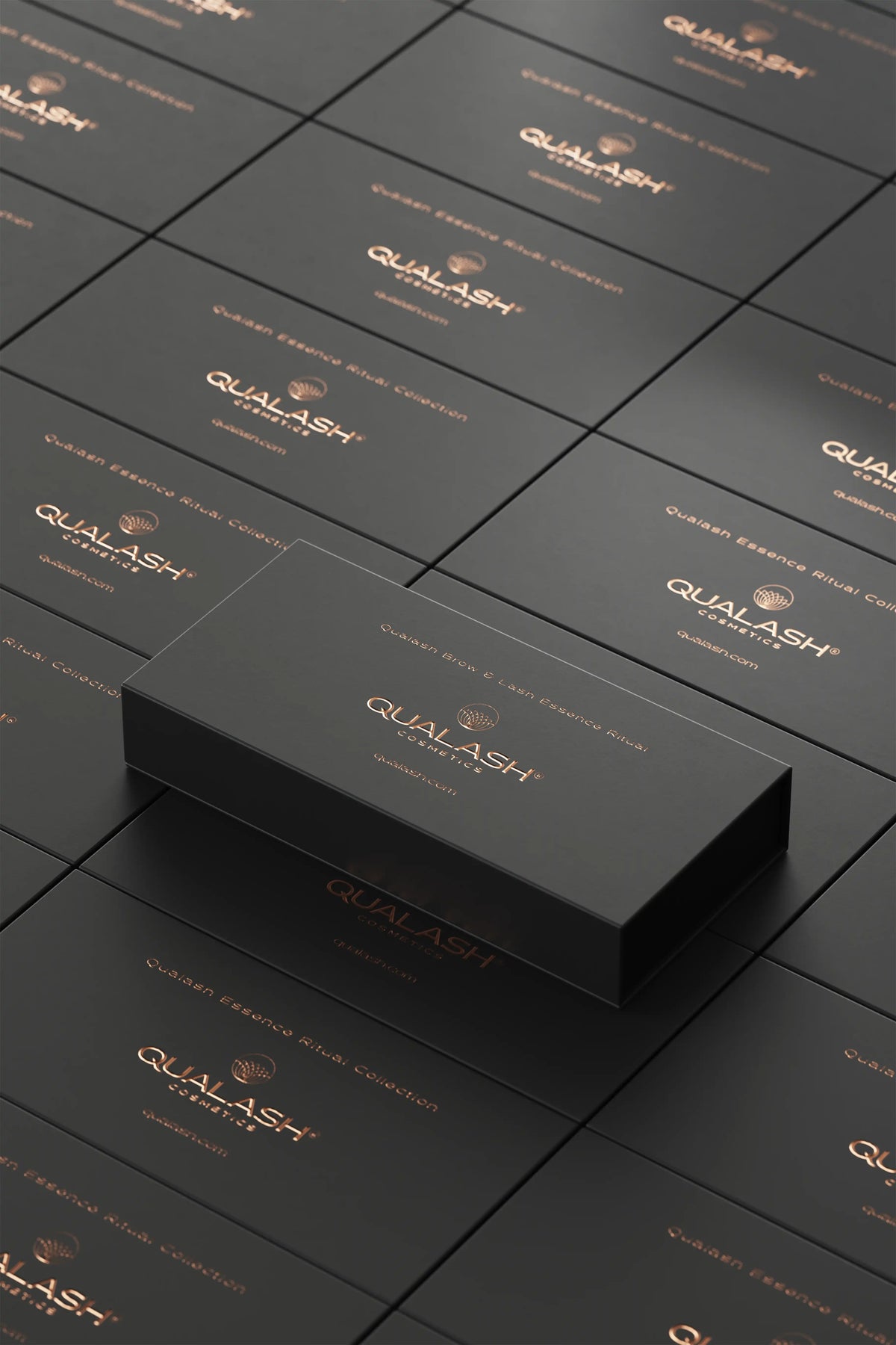 QUABROW 아이브로우 세럼과 QUALASH 속눈썹 세럼이 들어 있는 Ritual Collection 박스, 닫힌 상태
