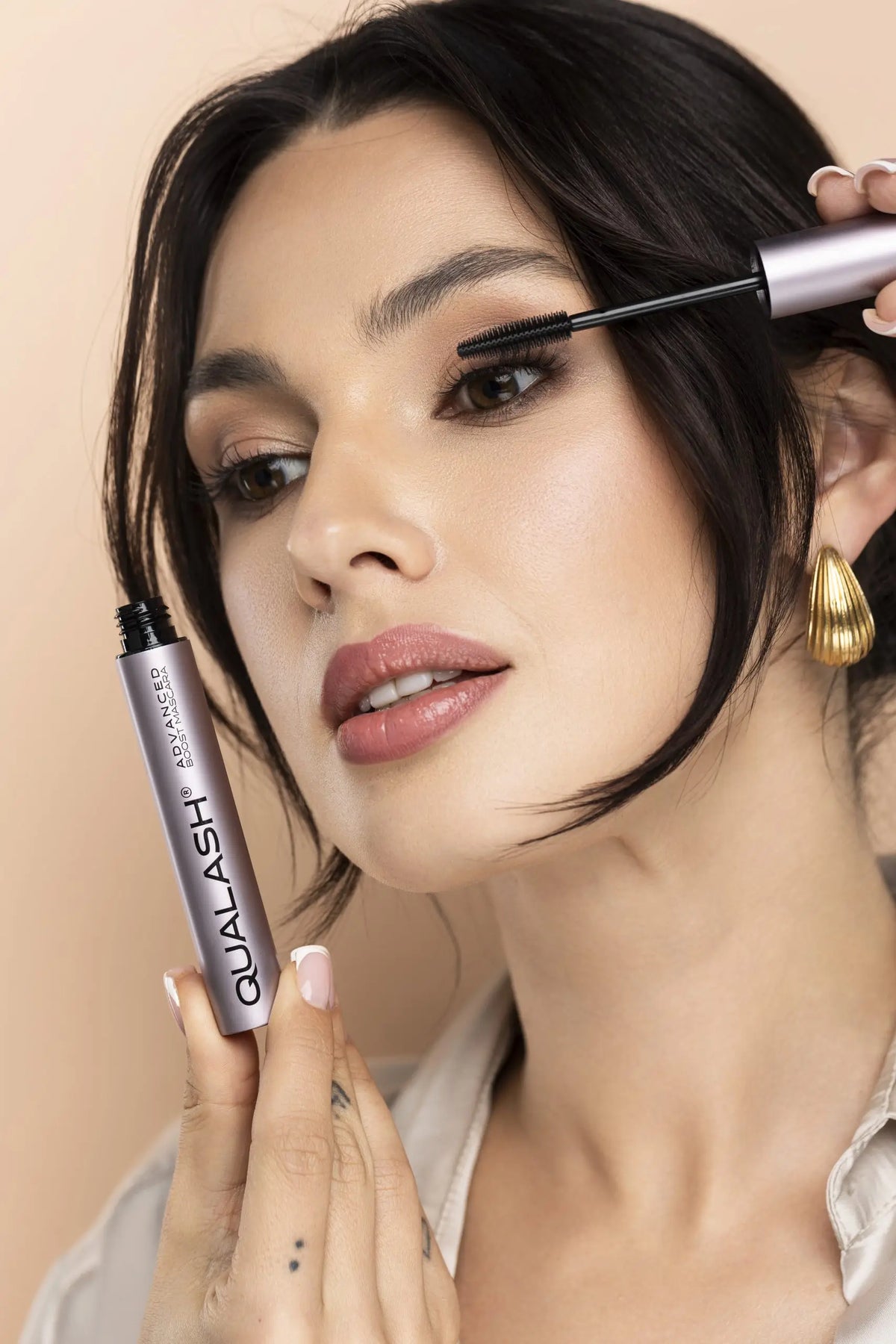 시술 후 QUALASH Advanced Mascara Volume Max를 들고 미소 짓는 여성 – 2단계