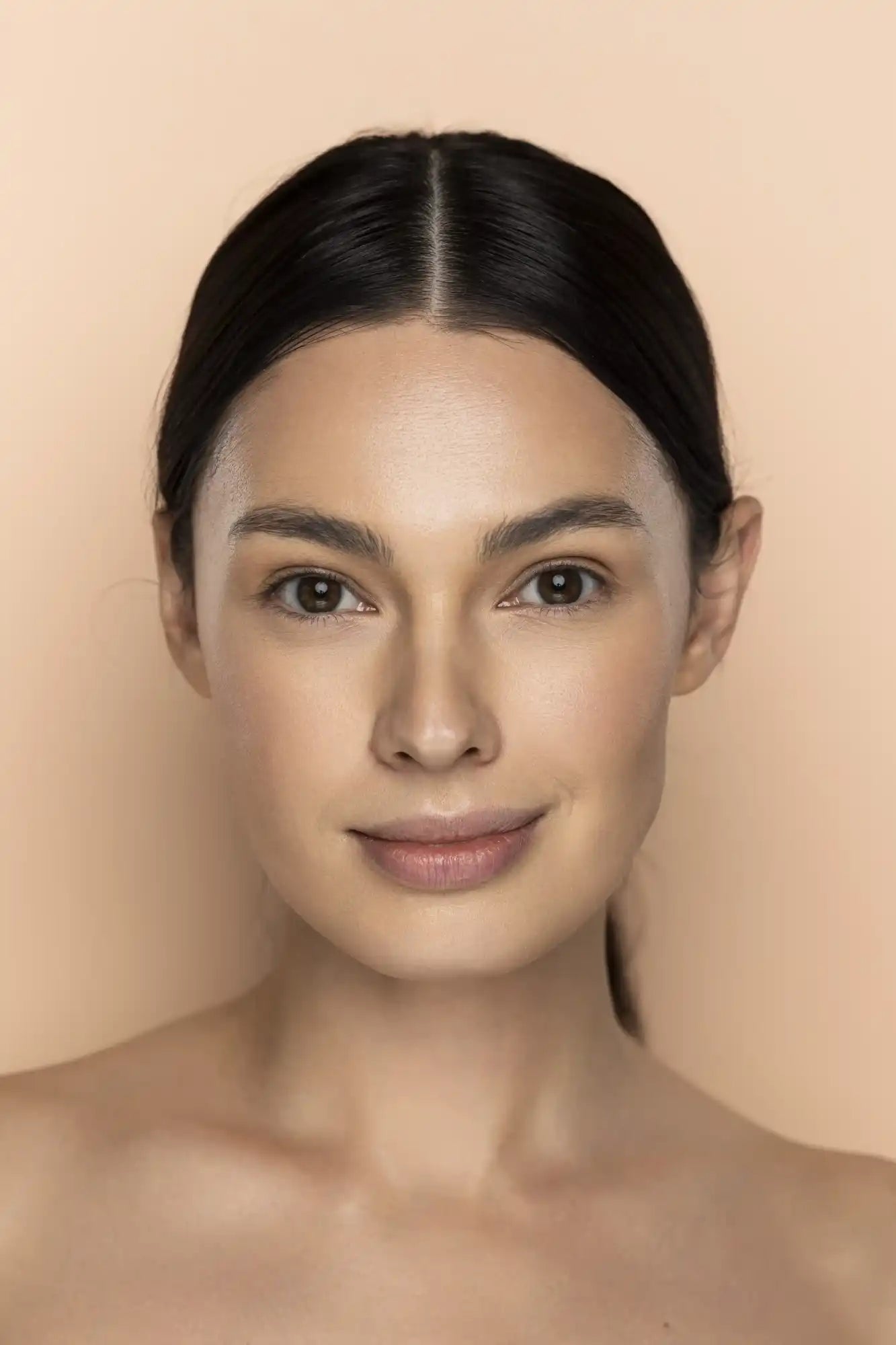 Antes e depois de usar o sérum para pestanas Qualash Advanced – aspeto natural das pestanas
