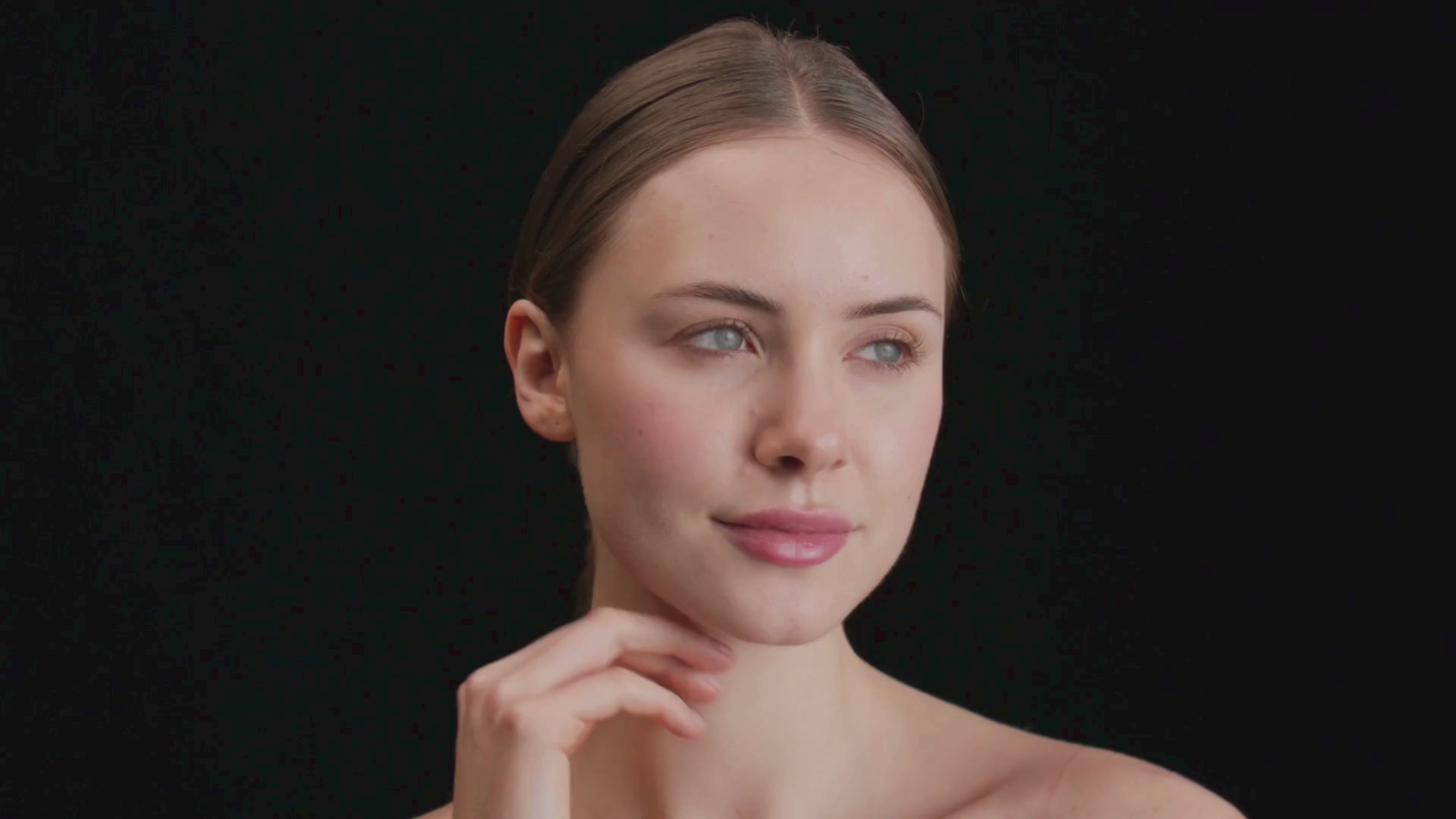 Load video: Ho to use Qualash Advanced Eyelash Serum